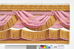 Draperiebordüre als rosa Stoffbahn mit goldfarbenem Fransenband und abschließendem Rosettenfries