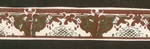 Bordüre mit braun-grünem Ornamentband im Neobarockstil auf weißem Grund
