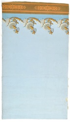 Bordüre mit Blumendekor aus weiß-goldgelben Blüten mit abschließendem Fries und hellblauer Unitapete