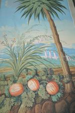 Wandaufteilung im chinoisen Stil: Ausblick in eine Landschaft mit Palme und Melonen