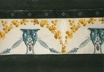 Dekor aus Rapporttapete und Bordüre im antikisierenden Stil mit Dreifuß, Blatt- und Akanthusornament