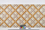 1970er: Dessin "Scotch Set" Nr. 3631 aus der Kollektion "trendset" Dekortapete mit abstraktem Ornament mit sich überlappenden braunen und weiß-braunen Quadraten auf beige aus der Kollektion "trendset"