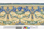 Draperiebordüre mit Blumendekor und abschließendem Fries mit auf Löwen reitenden Putten in Blau