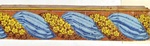 Bordüre mit hellblauer Draperie umwunden von goldgelber Blütengirlande
