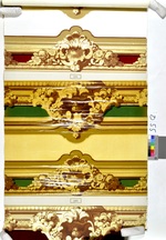 Bordüren mit Goldornamenten aus dem Dekor "Boiserie Louis XIV."