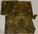 Goldledertapete mit Blättern und Blüten in Bandwerkkartusche