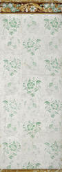 Tafel, Kat.Nr. 67 (Arnold-Katalog), Rapporttapete mit Blumendekor in Grün auf weißem Fond am oberen Rand, Bordüre mit Blütengirlande in Hellblau und Braun.