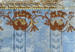 Tafel, Kat.Nr. 28 (Arnold-Katalog), Tapete mit floralen braunen Blütenmuster und floralen Längsstreifen auf hellblauem Fond