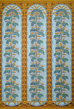 Tafel, Kat.Nr. 59 (Arnold-Katalog) Drei Flächen mit Akazienblättern und gelben stacheligen Disteln auf drapiertem hellblauen Fond umrahmt von geflochtenen floralen Ornamenten in gelb.