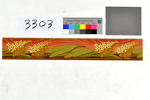 Bordüre mit stilisierten Fliederblüten und -blättern mit wellenförmig-schraffiertem rotbraunem Fond