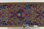 Dekortapete mit Blütenornament aus Akanthus und Onamentdekor in Blau und Rot auf Braun mit Gold