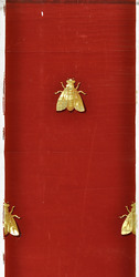 Velourstapete mit bekröntem N und goldenen Bienen auf rotem Velours (Endstück)