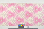 1970er: Kollektion "Junge Mode" Nr. 75331. Dekortapete mit abstraktem pinkfarbenem Blütendekor, sich zusammensetzend aus jeweils drei Kreisen und grauen, stilisierten Blättern