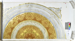 Deckentapete mit goldener Rosette umgeben von Voluten und stilisiertem Blattwerk