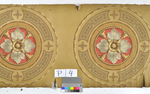Deckentapete mit Rosetten umgeben von Akanthusblättern, Perlstäben und Ornamentbändern auf holzimitierenden Grund