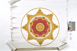 Deckentapete mit stilisierter Rosette umgeben von einem goldenen Schmuckband mit Edelsteinen