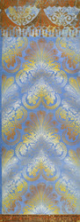Iristapete/Velourstapete mit Zickzack-Streifen und floralem Ornamentdekor und Bordüren mit Draperie oder Eierstabdekor