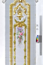 Dekor im Rokokostil mit goldener Rahmung und Blumenbouquet