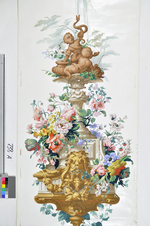 Füllstück mit Springbrunnenmotiv und Blumenarrangement auf Wandkonsole aus dem "Décor Apothéose des Fleurs"