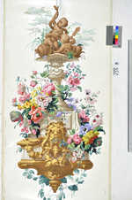 Füllstück mit Springbrunnenmotiv und Blumenarrangement auf Wandkonsole aus dem "Décor Apothéose des Fleurs"